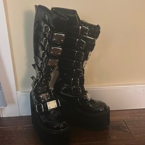 Buckle platform shoes. Knee-length.